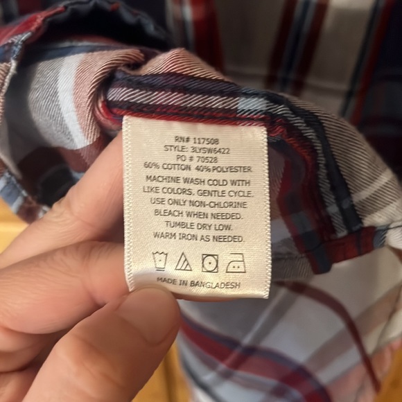 Levi’s Plaid Button Up Shirt - Picture 7 of 7